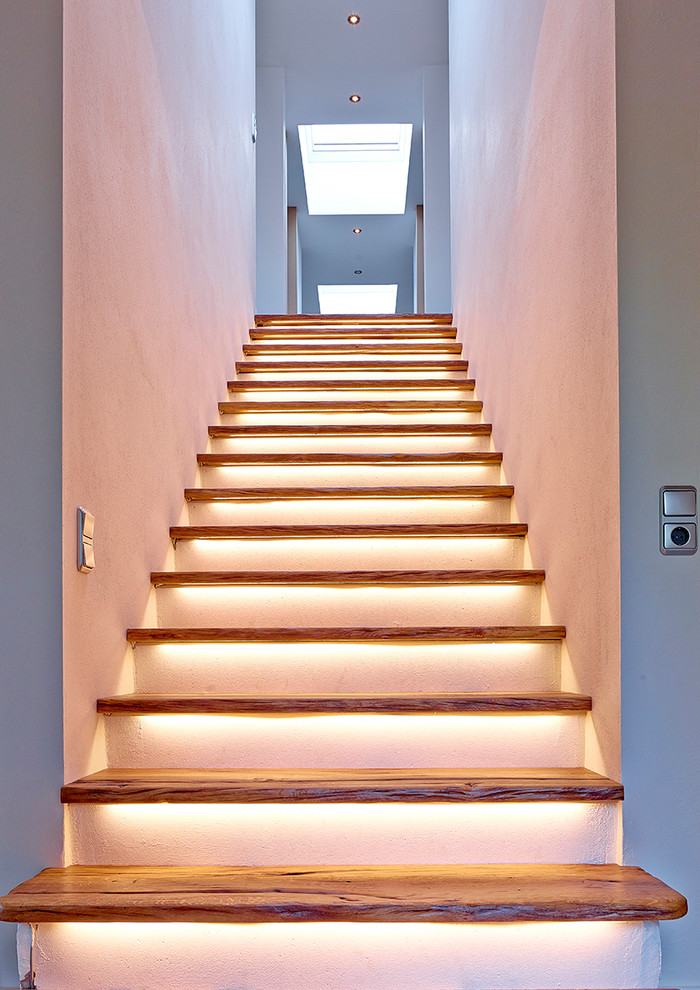 Ejemplo de escalera recta rústica de tamaño medio con escalones de madera y contrahuellas de hormigón