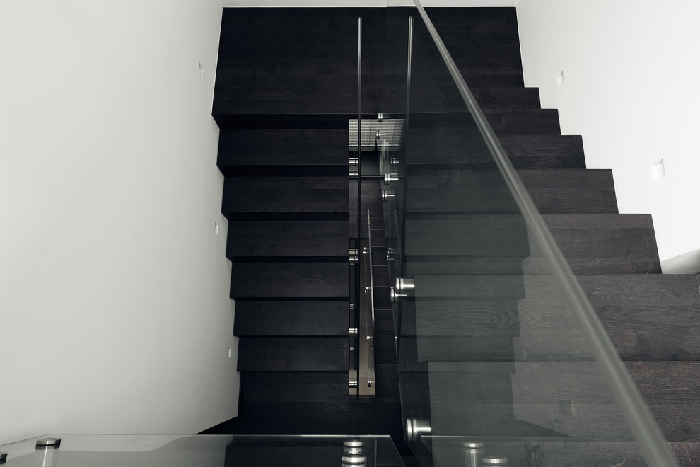 Imagen de escalera en U contemporánea grande con escalones de madera pintada, contrahuellas de madera pintada y barandilla de vidrio