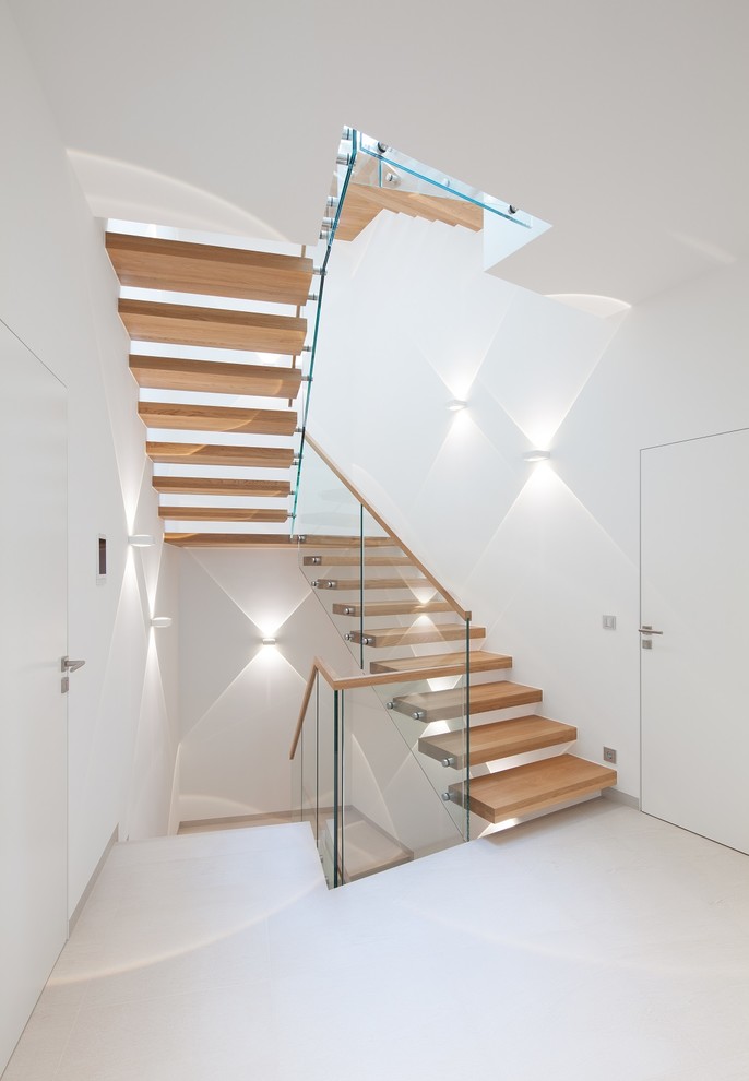 Gewendeltes, Großes Modernes Treppengeländer Glas mit gebeizten Holz-Treppenstufen in Sonstige
