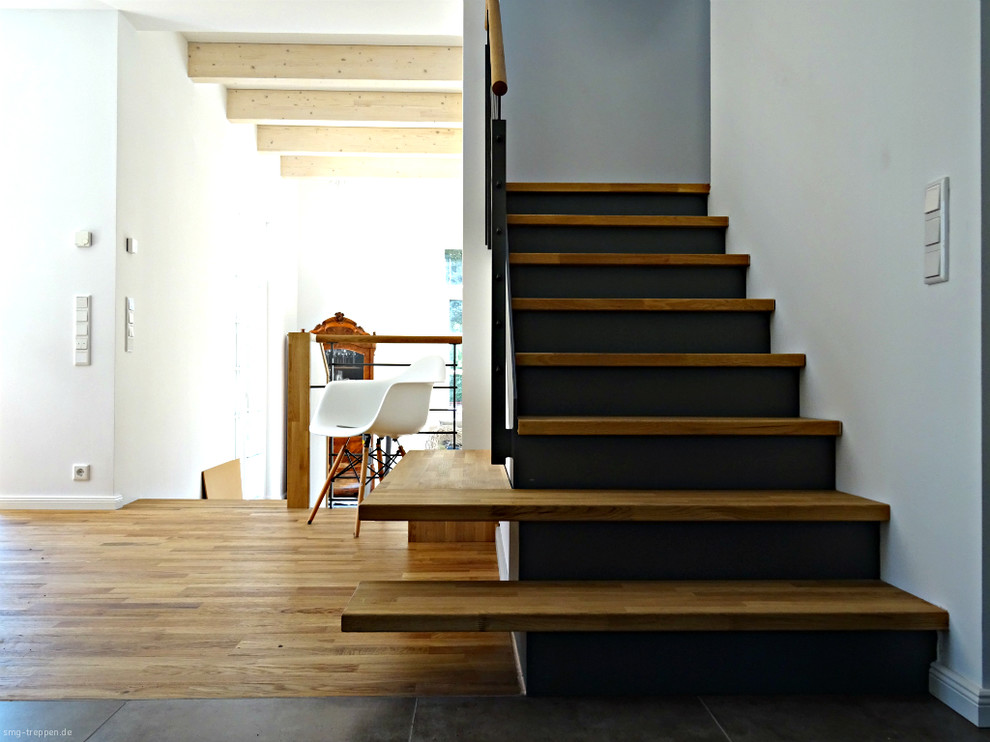 Inspiration för en mellanstor minimalistisk trappa