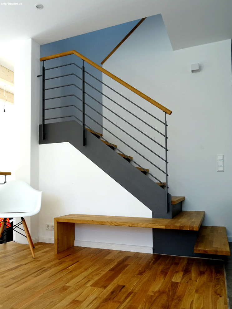 Modelo de escalera en U contemporánea de tamaño medio con escalones de madera y contrahuellas de metal