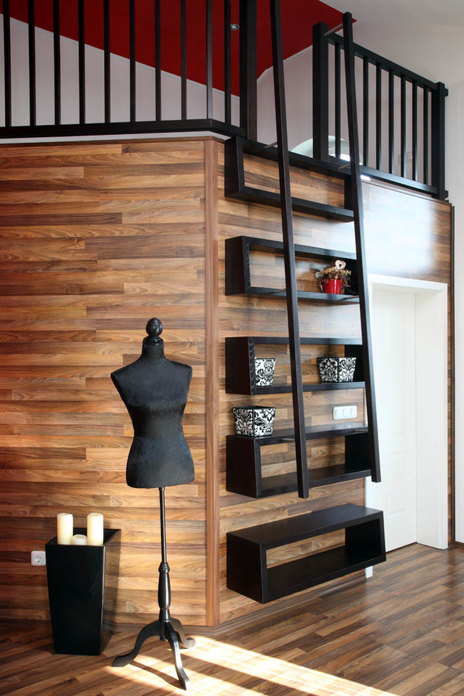 Imagen de escalera recta contemporánea pequeña con escalones de madera, contrahuellas de madera, barandilla de madera y madera