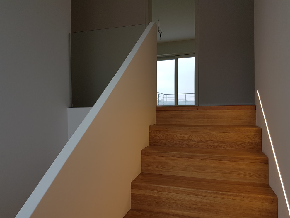 Источник вдохновения для домашнего уюта: большая п-образная деревянная лестница в современном стиле с деревянными ступенями и деревянными перилами