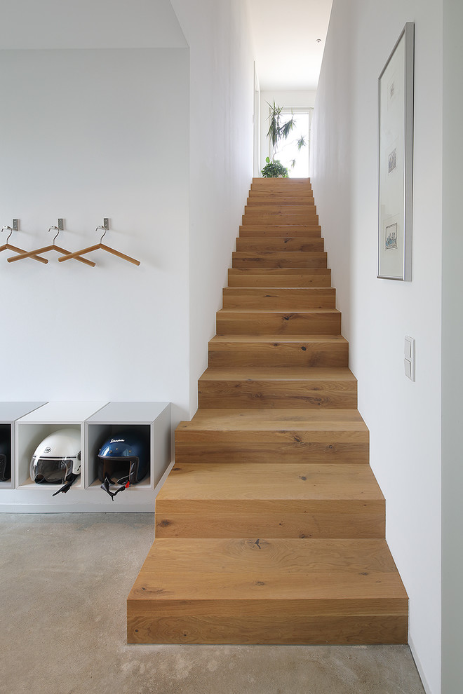Идея дизайна: прямая лестница среднего размера в скандинавском стиле с крашенными деревянными ступенями и крашенными деревянными подступенками