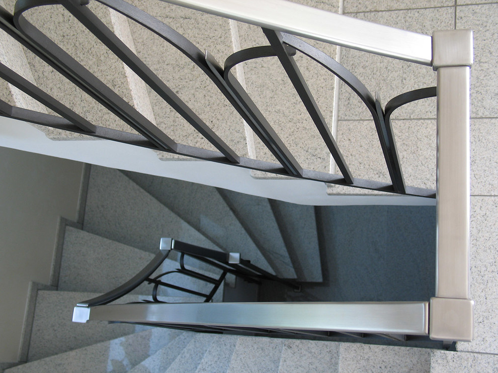 Diseño de escalera curva contemporánea de tamaño medio con barandilla de metal