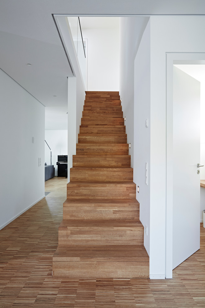 Inspiration for a mid-sized modern wooden straight staircase remodel in Hamburg with wooden risers