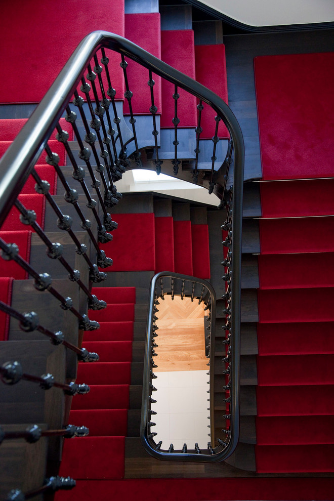 ハンブルクにあるトラディショナルスタイルのおしゃれな階段の写真