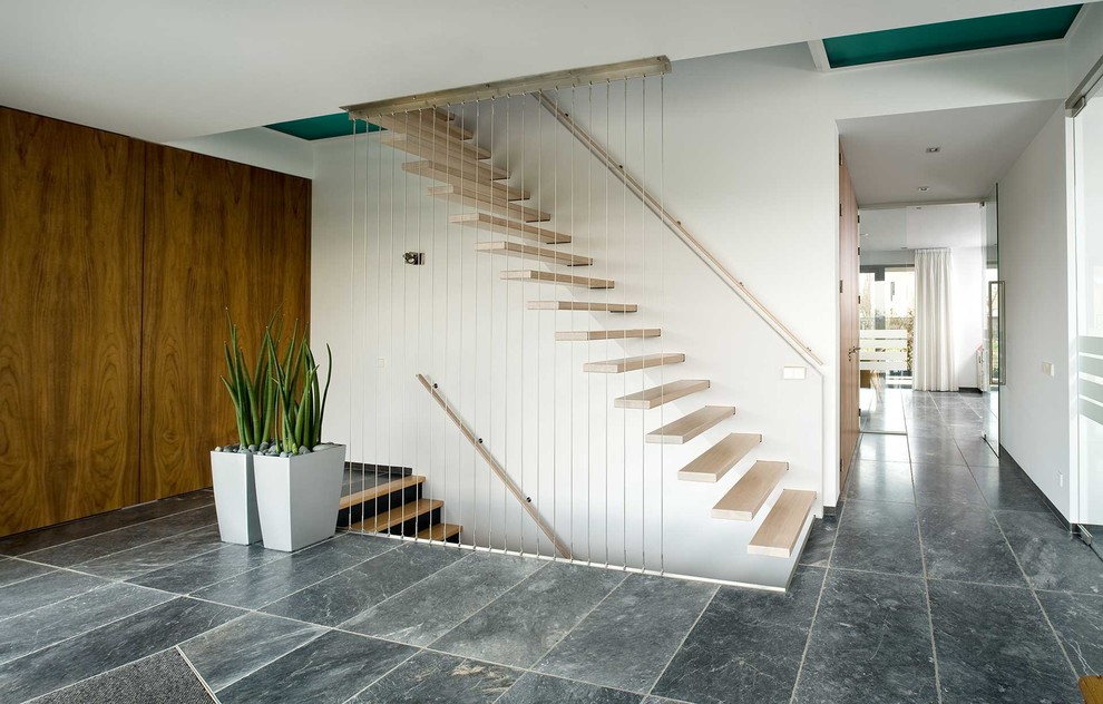 Ejemplo de escalera suspendida actual de tamaño medio sin contrahuella con escalones de madera