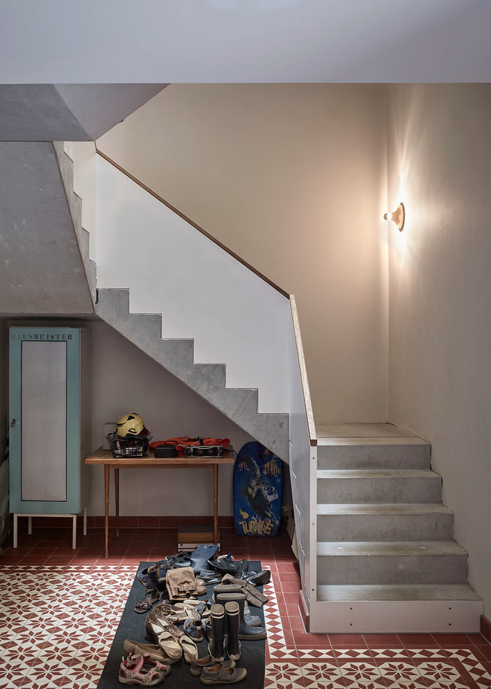 Свежая идея для дизайна: п-образная бетонная лестница среднего размера в стиле лофт с бетонными ступенями - отличное фото интерьера