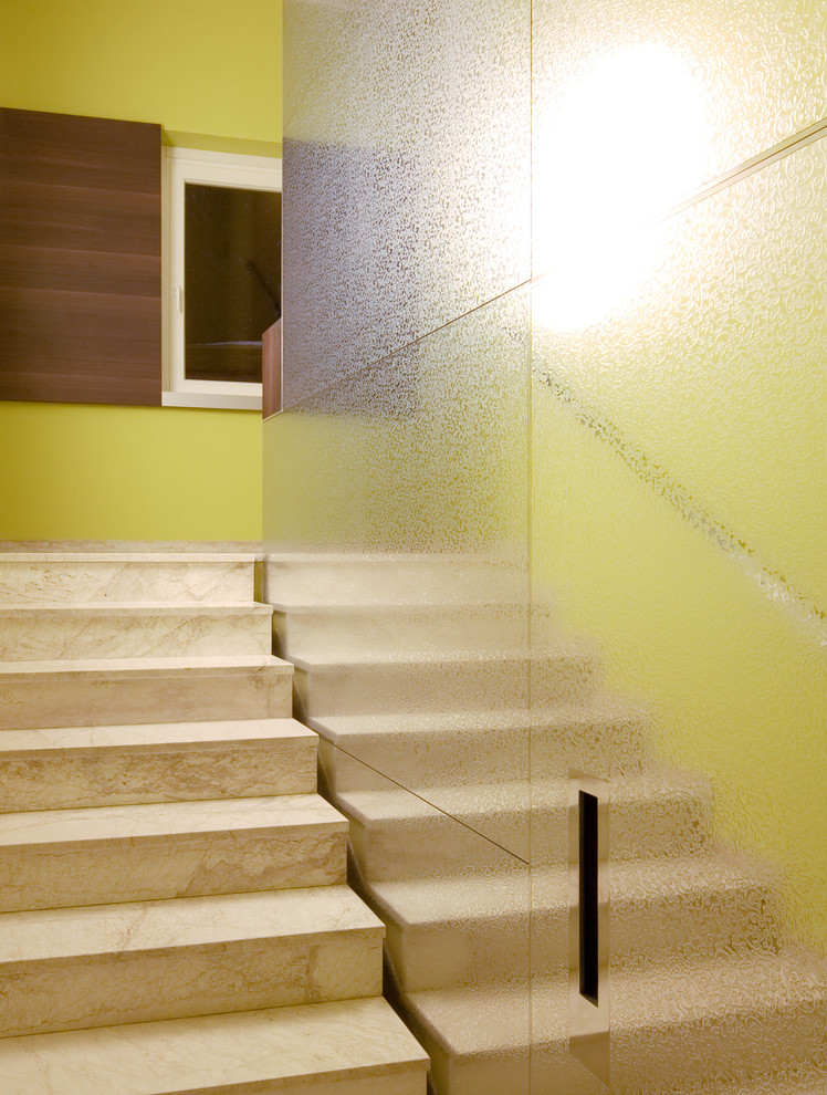 Стильный дизайн: п-образная лестница среднего размера в стиле модернизм с ступенями из травертина и подступенками из травертина - последний тренд