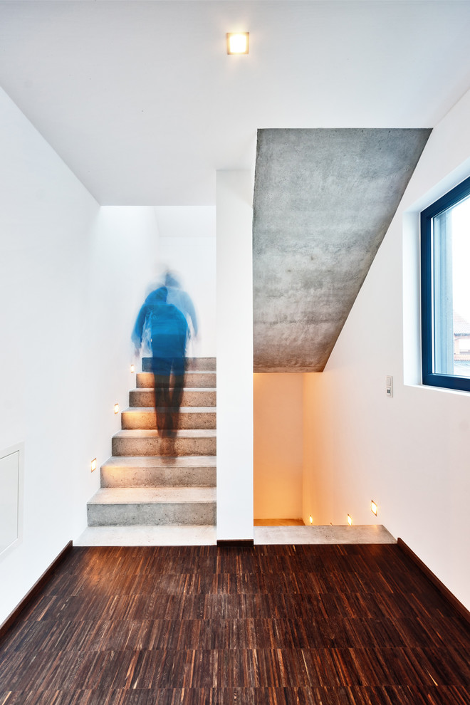 Свежая идея для дизайна: прямая бетонная лестница среднего размера в современном стиле с бетонными ступенями - отличное фото интерьера