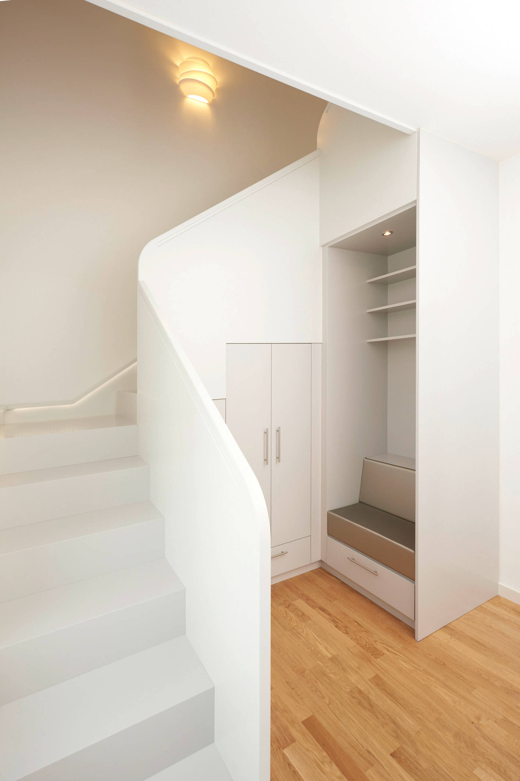 7 Lösungen für eine Garderobe unter der Treppe