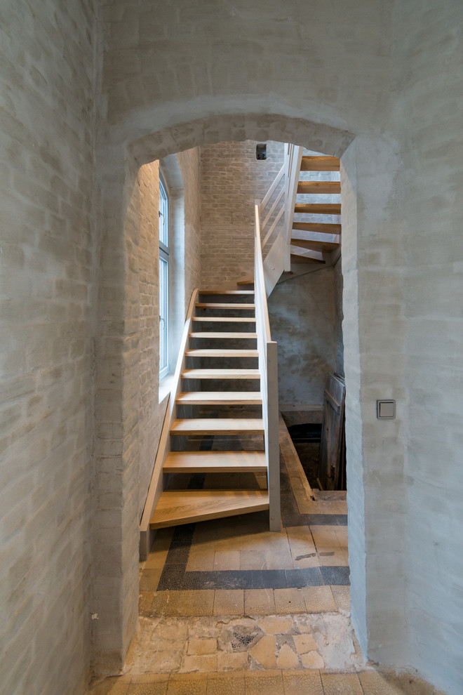 Идея дизайна: большая п-образная лестница в современном стиле с деревянными ступенями без подступенок