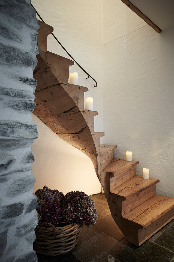Foto de escalera rural con escalones de madera