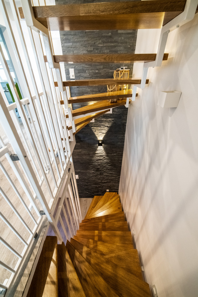 Mittelgroße Holztreppe mit offenen Setzstufen und Stahlgeländer in Hannover