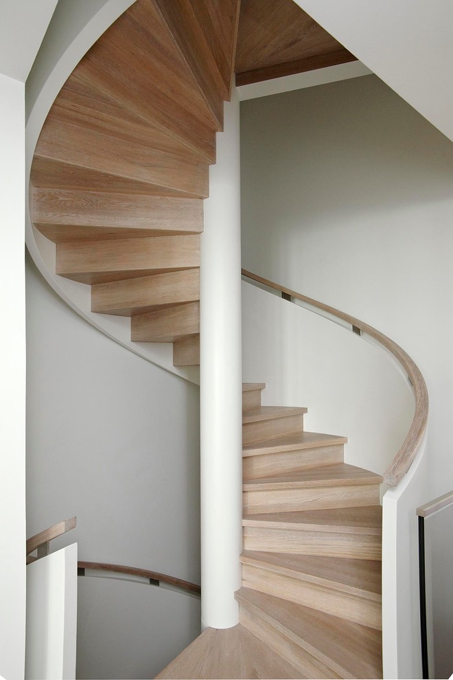 Свежая идея для дизайна: винтовая деревянная лестница среднего размера в современном стиле с деревянными ступенями - отличное фото интерьера