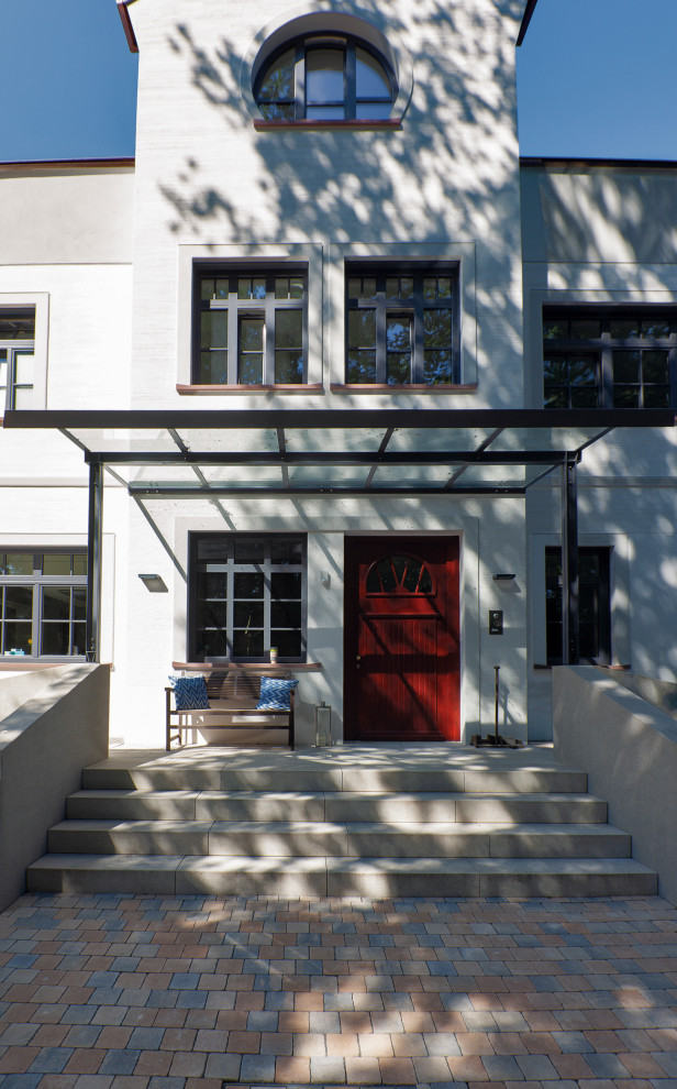 На фото: прямая бетонная лестница в стиле кантри с бетонными ступенями и металлическими перилами с