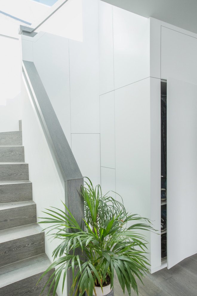 Exemple d'un escalier peint courbe tendance de taille moyenne avec des marches en bois peint et un garde-corps en matériaux mixtes.