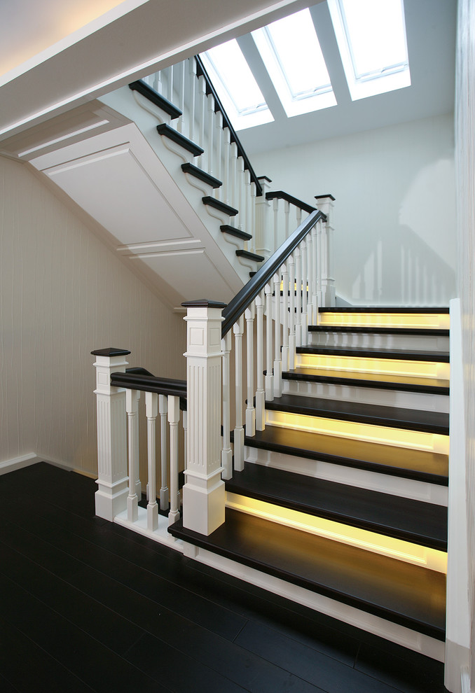 Modelo de escalera en U clásica renovada de tamaño medio con escalones de madera pintada y contrahuellas de madera pintada