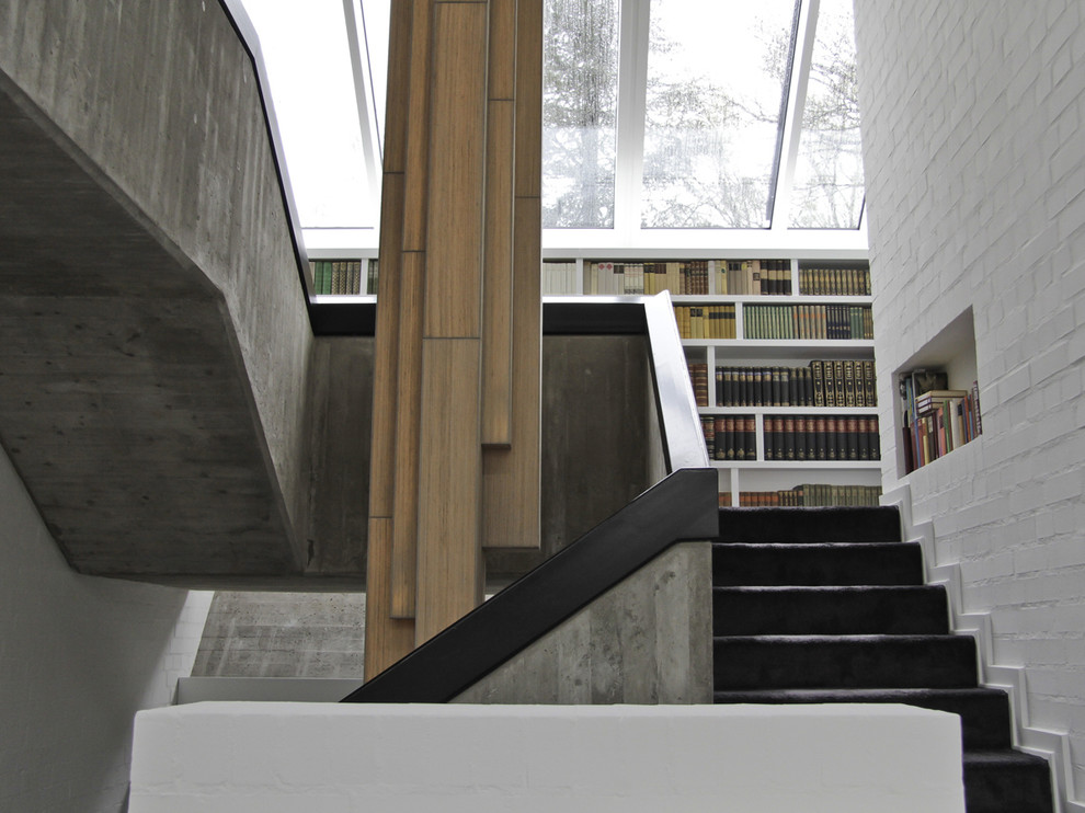 Inspiration för en mellanstor funkis trappa, med sättsteg i betong och räcke i flera material