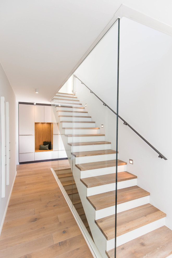 Cette photo montre un escalier droit tendance de taille moyenne avec des marches en bois.