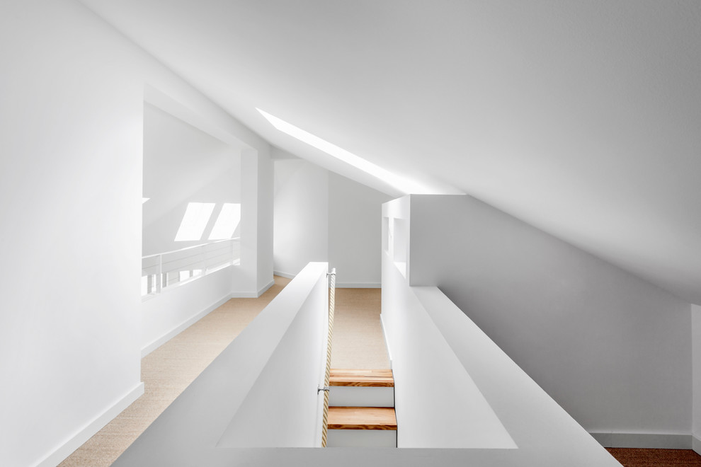 Свежая идея для дизайна: прямая лестница среднего размера в современном стиле с деревянными ступенями - отличное фото интерьера