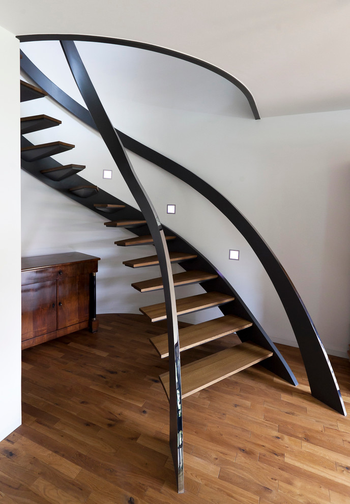 Diseño de escalera curva vintage con escalones de madera