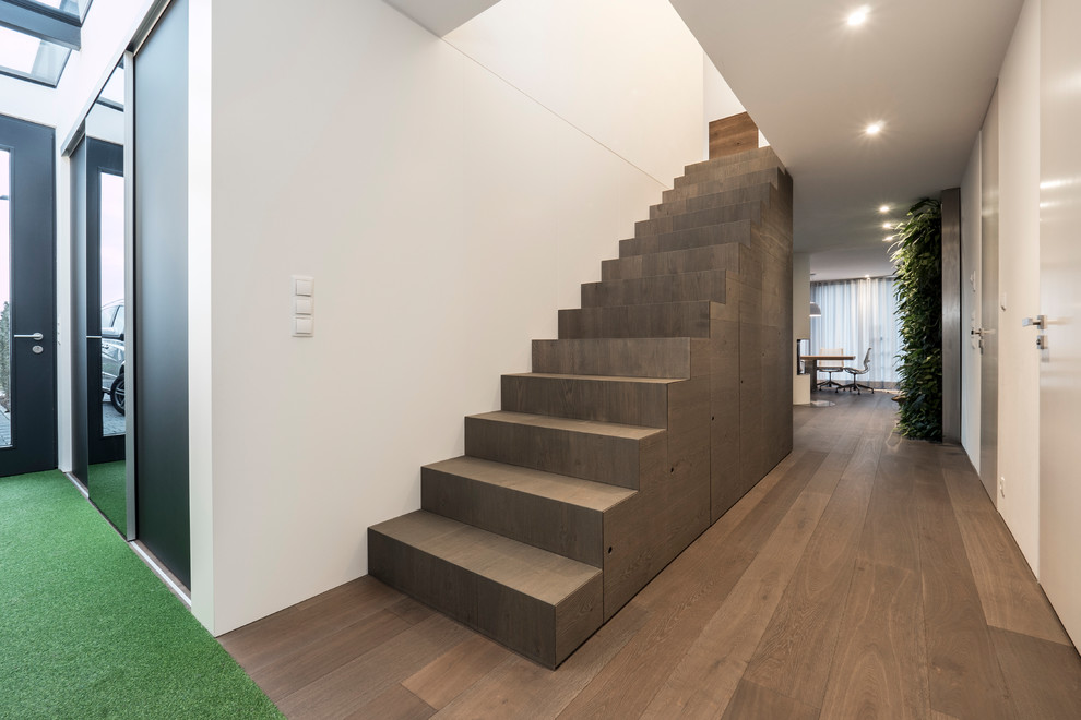 Gerade, Große Moderne Treppe mit gebeizten Holz-Treppenstufen und gebeizten Holz-Setzstufen in Stuttgart