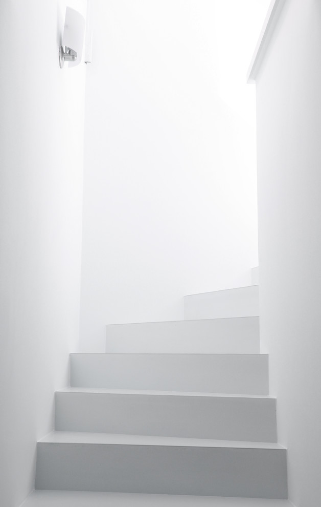 Cette photo montre un escalier courbe tendance en béton de taille moyenne avec des contremarches en béton.