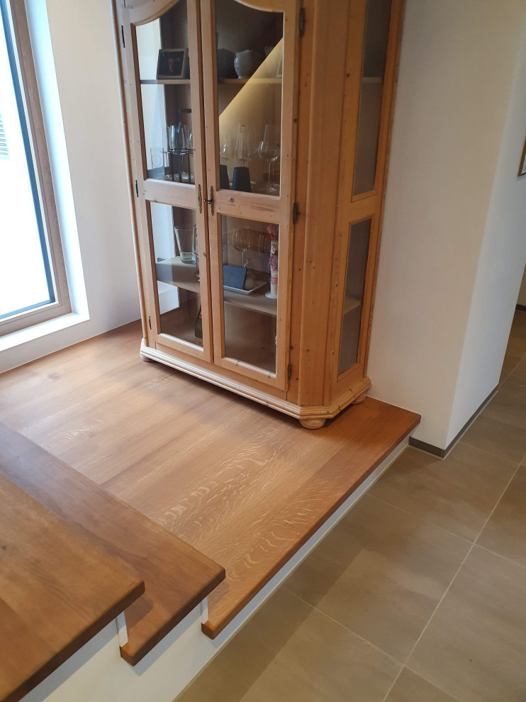 Imagen de escalera recta contemporánea de tamaño medio con escalones de madera, contrahuellas de madera y barandilla de madera