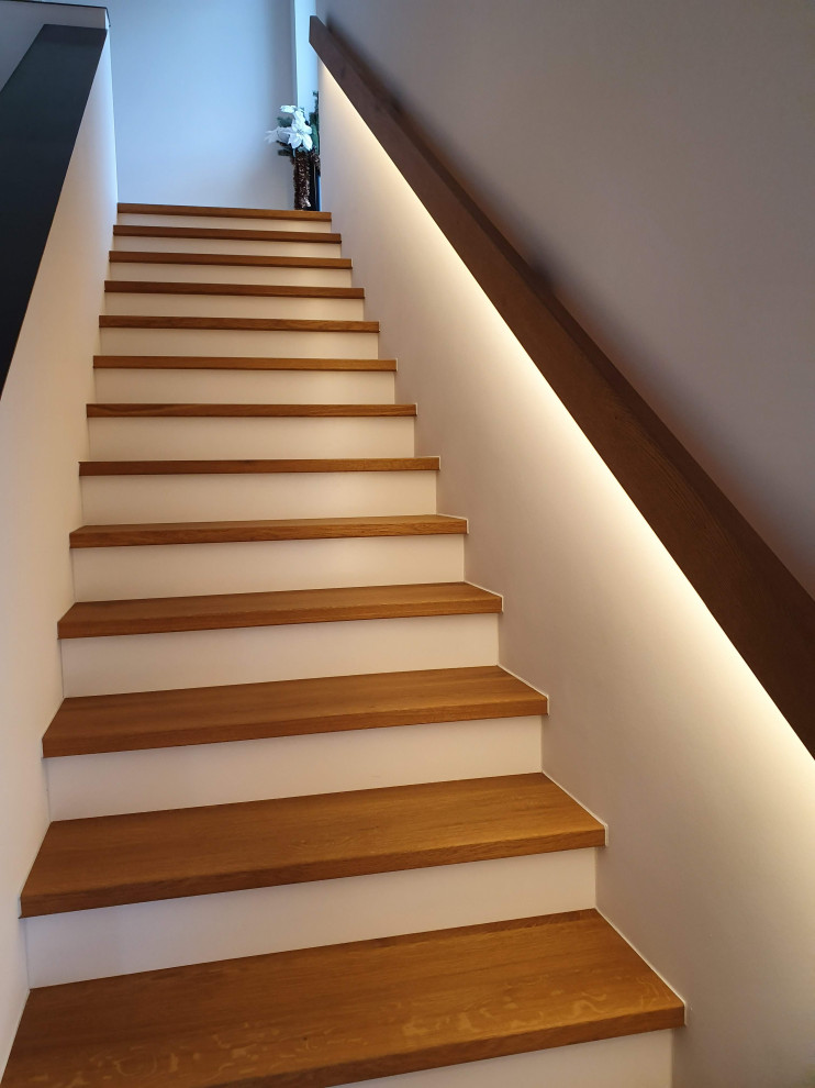 Идея дизайна: прямая деревянная лестница среднего размера в современном стиле с деревянными ступенями и деревянными перилами