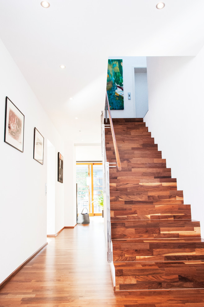 Пример оригинального дизайна: прямая деревянная лестница среднего размера в современном стиле с деревянными ступенями