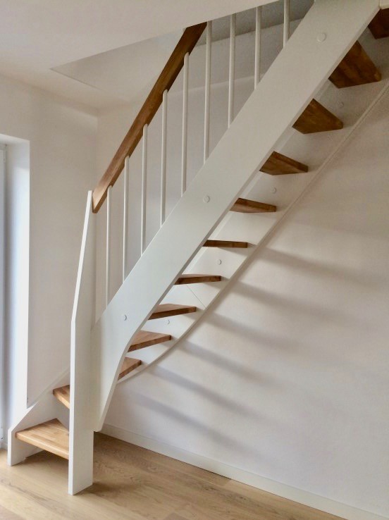 Kleine Moderne Holztreppe in Sonstige