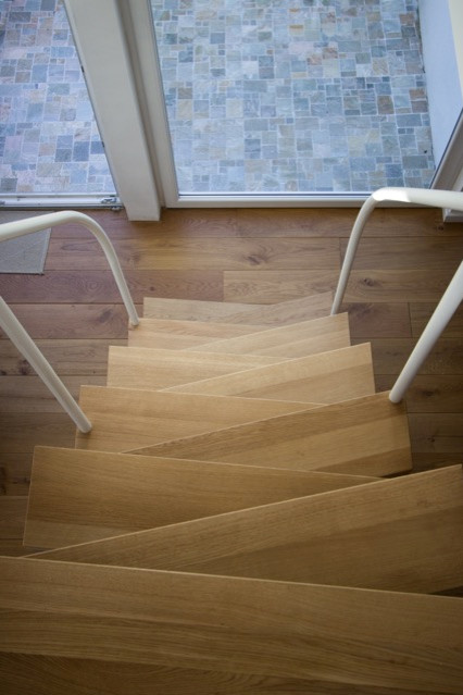 Свежая идея для дизайна: прямая лестница среднего размера в современном стиле с деревянными ступенями без подступенок - отличное фото интерьера