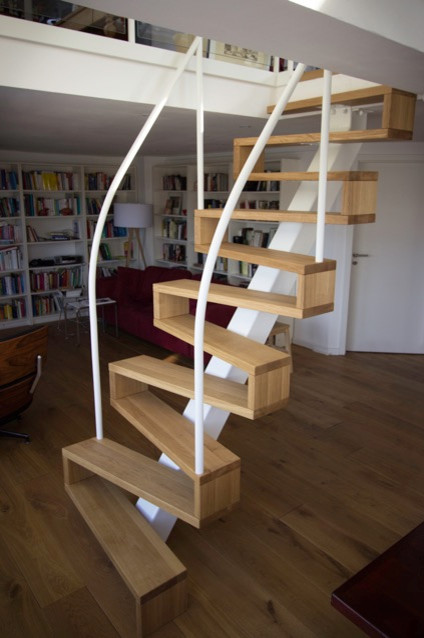 Aménagement d'un escalier sans contremarche droit contemporain de taille moyenne avec des marches en bois et éclairage.