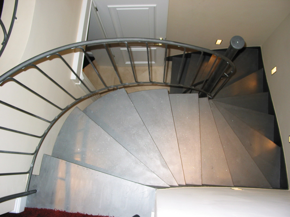 Источник вдохновения для домашнего уюта: изогнутая лестница в классическом стиле с металлическими ступенями и металлическими перилами