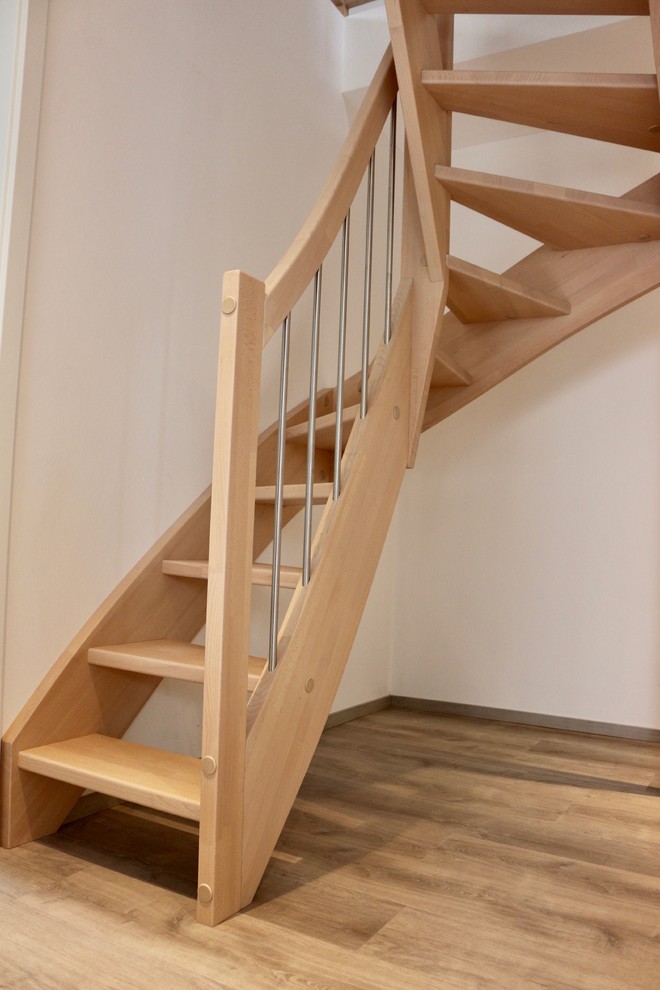 Imagen de escalera curva campestre pequeña con escalones de madera