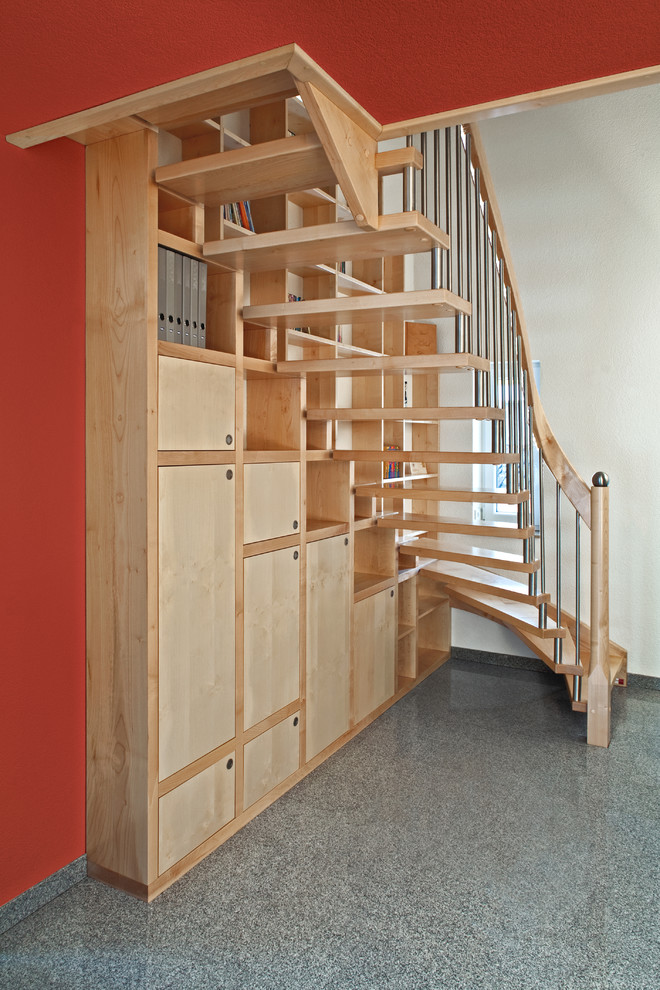 Cette image montre un escalier sans contremarche traditionnel en L de taille moyenne avec des marches en bois et un garde-corps en matériaux mixtes.