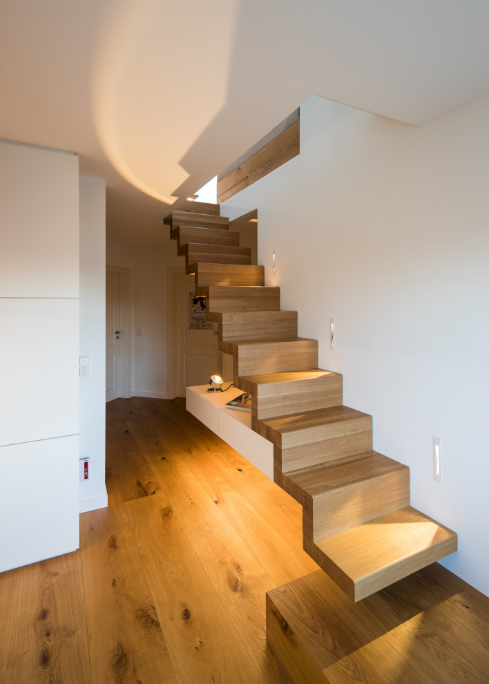 Photo of a contemporary staircase in Bremen.