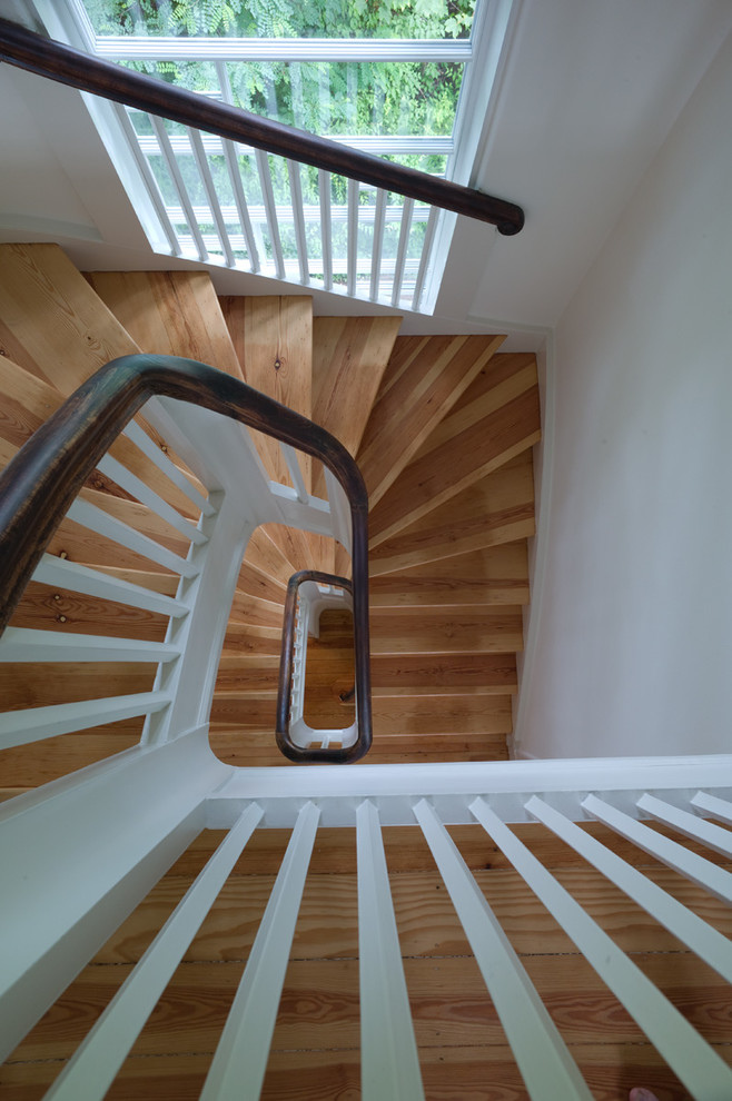 Cette image montre un escalier en U avec des marches en bois et des contremarches en bois.