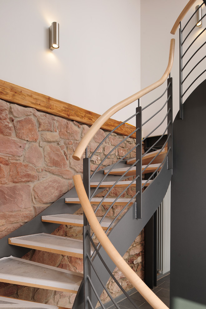 Idéer för en mellanstor rustik svängd trappa i trä, med öppna sättsteg
