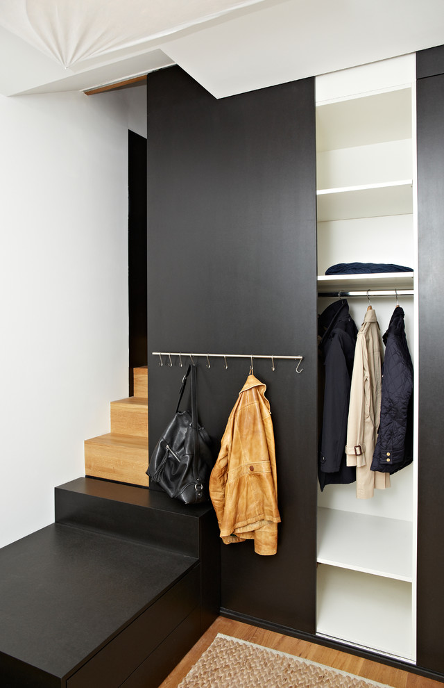 Идея дизайна: п-образная деревянная лестница среднего размера в современном стиле с деревянными ступенями