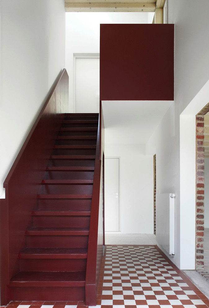 Cette photo montre un escalier droit éclectique de taille moyenne avec des marches en bois et des contremarches en bois.