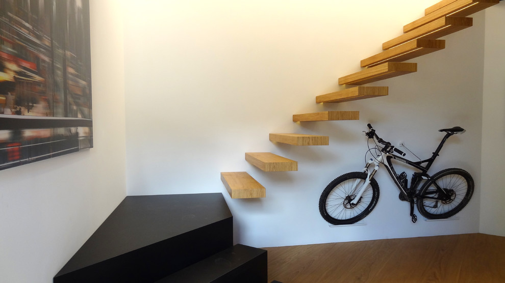 Идея дизайна: лестница на больцах, среднего размера в современном стиле с деревянными ступенями
