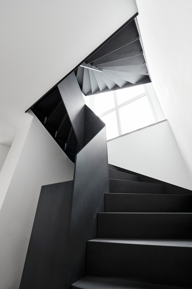 Свежая идея для дизайна: п-образная деревянная лестница среднего размера в стиле лофт с деревянными ступенями, деревянными перилами и обоями на стенах - отличное фото интерьера