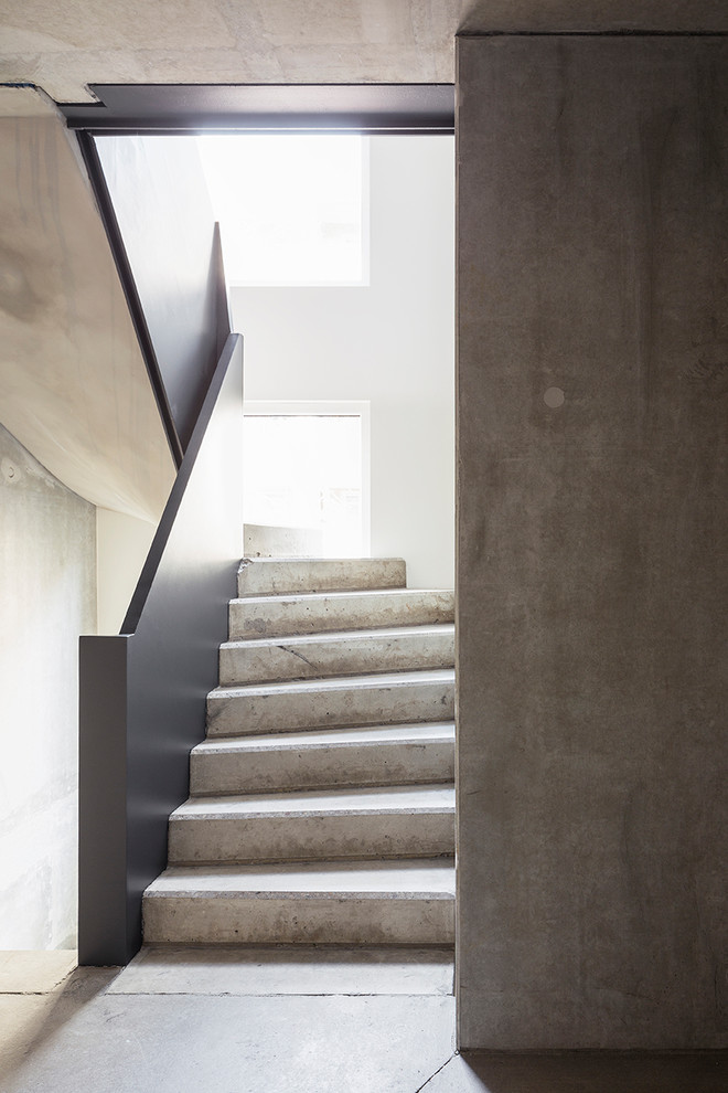 Inspiration for a medium sized urban concrete curved staircase in Berlin with concrete risers.