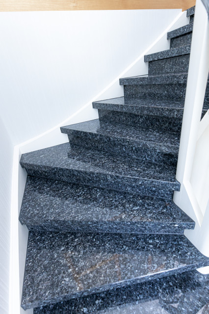 So einfach kann modernisieren sein. Teppich raus. Granit Blue Pearl rein. -  Klassisch - Treppen - Sonstige - von WERTHEBACH Treppenrenovierungen mit  Wert | Houzz