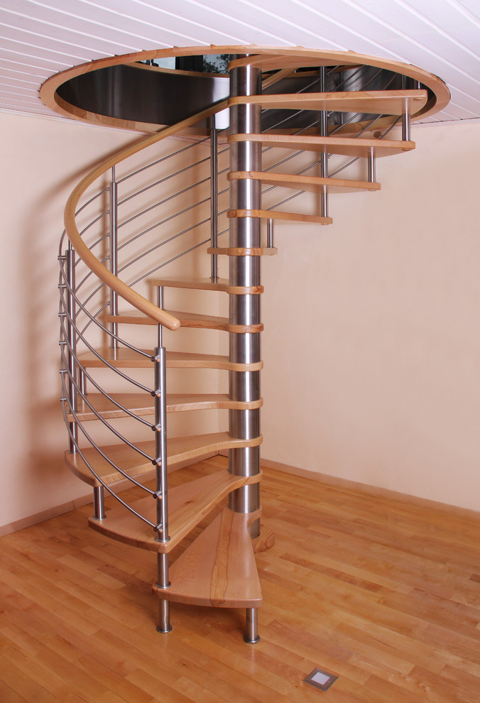 Réalisation d'un escalier hélicoïdal design de taille moyenne avec des marches en bois.