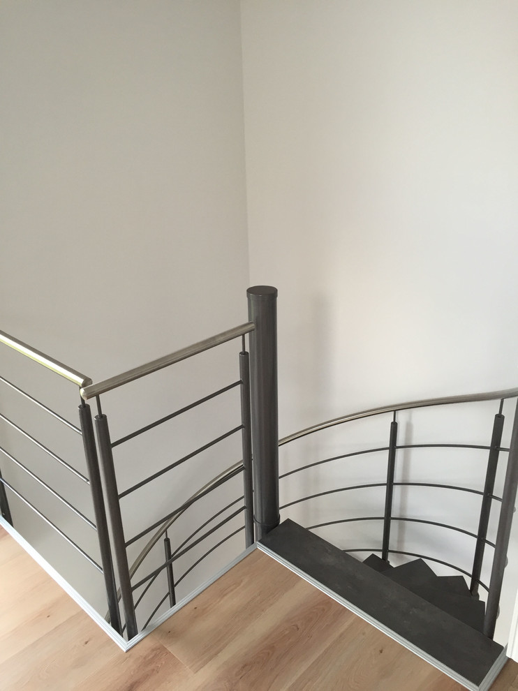 Стильный дизайн: большая винтовая лестница в современном стиле без подступенок - последний тренд