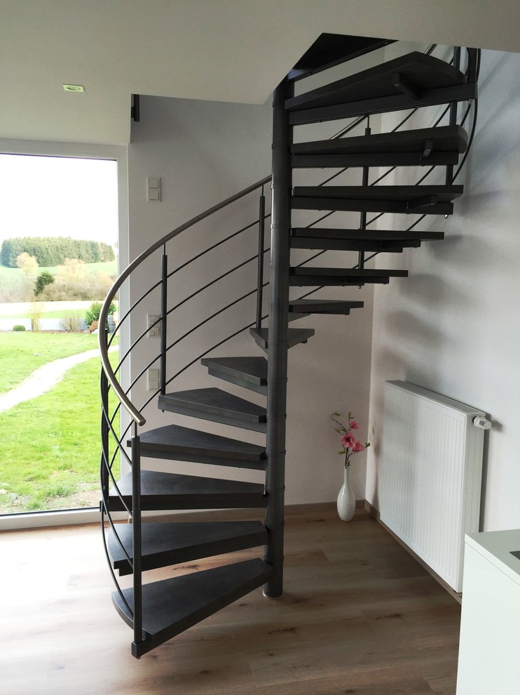 Свежая идея для дизайна: большая винтовая лестница в современном стиле без подступенок - отличное фото интерьера